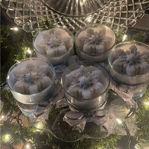 Frost bite homemade candle (peppermint scented)